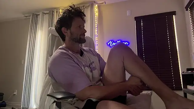 Snapshot of alexmannd chatting on October 7, 3:38 pm alexmannd online show from October 7, 3:38 pm