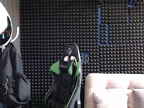 Snapshot of Curly_Angel24 chatting on October 26, 9:50 pm Curly Angel24 online show from October 26, 9:50 pm