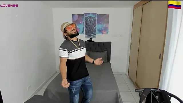 Snapshot of Louis_marley__ chatting on December 30, 10:01 pm Louis marley   online show from December 30, 10:01 pm