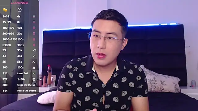 Snapshot of andrewmhilton_ chatting on January 19, 6:53 pm andrewmhilton  online show from January 19, 6:53 pm