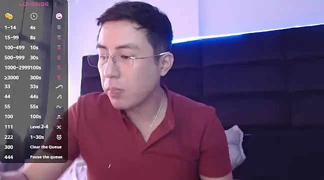 Snapshot of andrewmhilton_ chatting on December 28, 7:33 pm andrewmhilton  online show from December 28, 7:33 pm