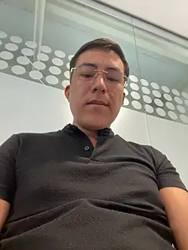 Snapshot of andrewmhilton_ chatting on December 19, 4:35 pm andrewmhilton  online show from December 19, 4:35 pm