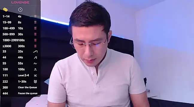 Snapshot of andrewmhilton_ chatting on January 6, 4:34 pm andrewmhilton  online show from January 6, 4:34 pm