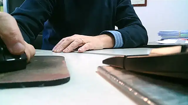 Snapshot of Gregcam chatting on December 3, 9:31 am Gregcam online show from December 3, 9:31 am