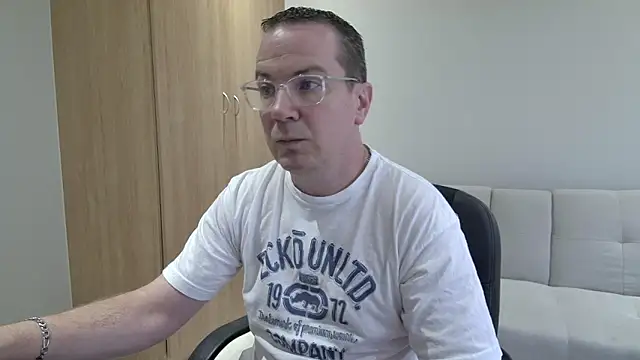 BrettJ81 online show from February 7, 12:45 pm